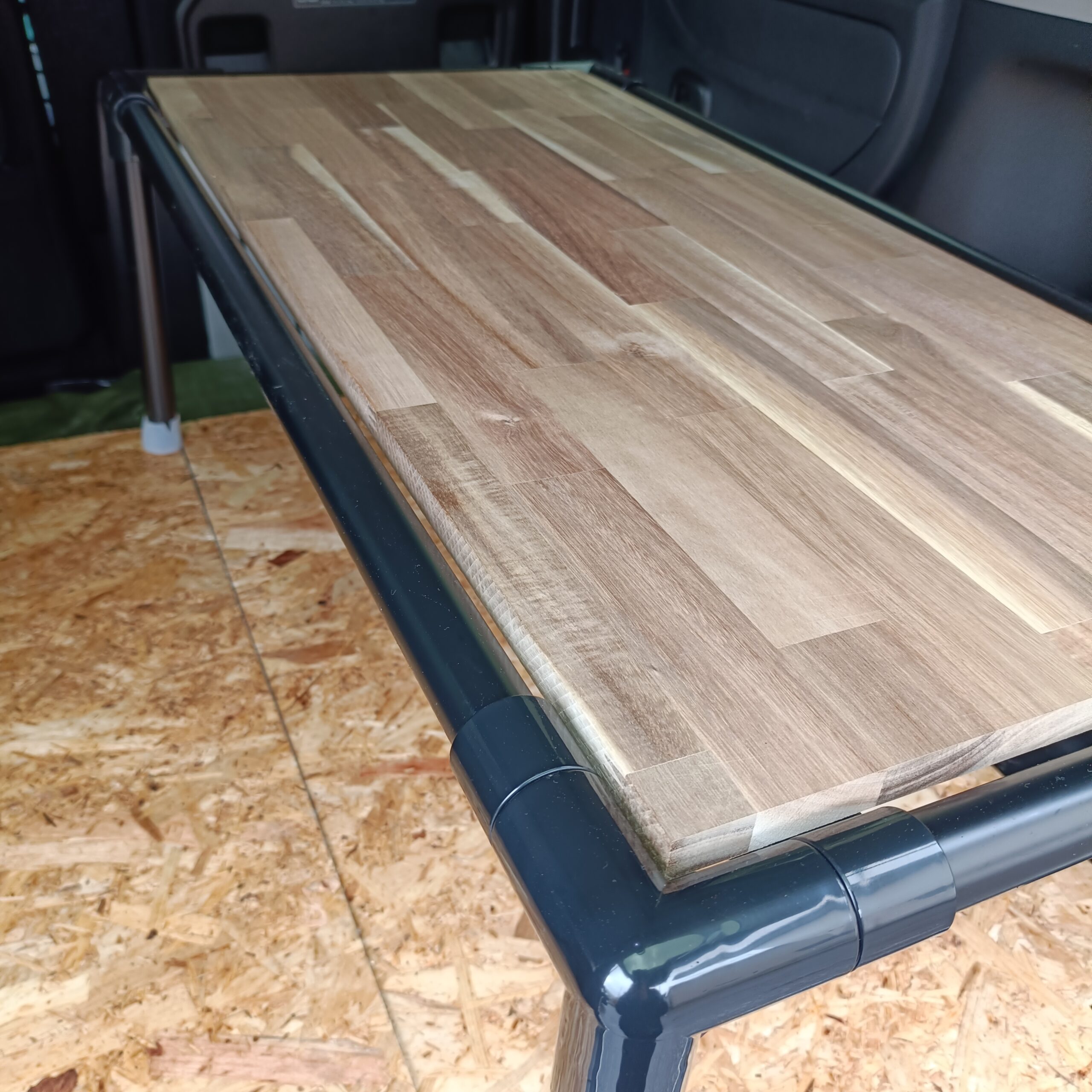 alt="イレクターパイプで作った車中泊用こたつテーブル"